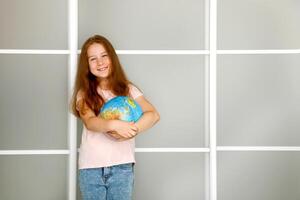 ridendo poco ragazza Tenere un' fisica globo foto