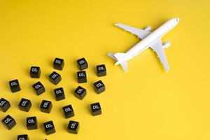 un' passeggeri aereo le foglie dietro a co2 emissioni nel il modulo di cubo le misure. valutare loro ambientale impatto. aria qualità preoccupazioni. quote per serra gas emissioni. ambientale le tasse. foto