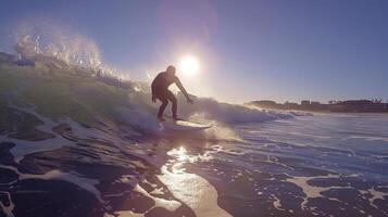 ai generato un' surfer equitazione un' onda, con il sole scintillante su il acqua e un' chiaro blu cielo alto foto