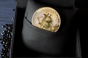 d'oro bitcoin nel un' nero scatola. oro moneta di criptovaluta. foto