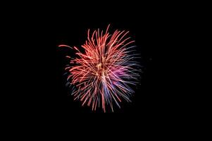 celebrativo grande fuochi d'artificio su un' nero sfondo. schermo copertura foto