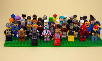 Ucraina, kyiv - aprile 3, 2020 Lego figure. il azienda di gli amici. impostato di poco uomini. il folla a il rally. foto