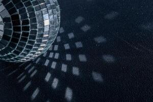 specchio discoteca sfera. nero sfondo. foto