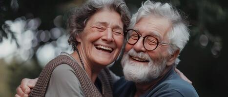 ai generato ritratto di un' contento anziano sposato coppia avendo divertimento a casa. essi ha preso fotografie di loro stessi e rideva mentre abbracciare. generativo ai