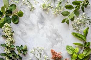 ai generato fiori e le foglie disposte nel un' cerchio su un' marmo superficie foto