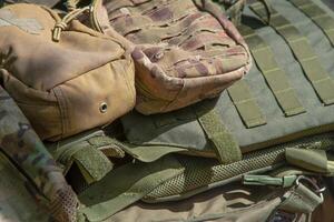 Borsa, zaino e corpo armatura di un' militare uomo. vecchio attrezzatura. vestito. pixel uniforme. tessile verde sfondo. foto