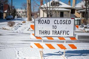 strada chiuso cartello barre traffico a partire dal neve coperto strada nel il inverno stagione e inverno neve tempesta. foto