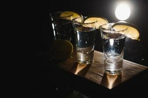 Tequila tiro con lime . selettivo messa a fuoco foto