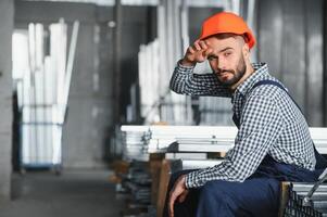 lavoratore opera difficile ,ingegnere stanco opera nel fabbrica, uomo Lavorando nel Pericolo la zona , dipendente lavoro duro e faticoso foto