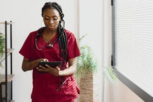 medicinale, persone e assistenza sanitaria concetto - africano americano femmina medico o infermiera a Ospedale. foto