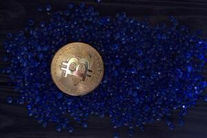 d'oro bitcoin su il blu gioielli. foto