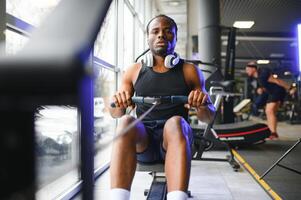 nero africano americano giovane uomo a il Palestra foto