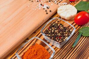 composizione con di legno tavola e ingredienti per cucinando su tavolo foto