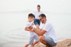 carino contento famiglia avendo divertimento su lusso tropicale ricorrere, madre con bambino, estate vacanze, amore concetto foto