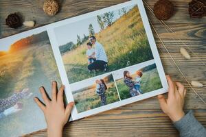 lusso di legno foto libro su naturale sfondo. famiglia ricordi fotolibro. Salva il tuo estate vacanza ricordi.