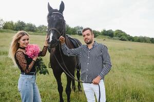 il bello coppia nel amore Abbracciare una persona vicino cavallo foto