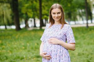 incinta donna riposo nel il parco foto