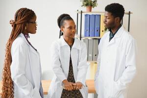 generale professionista e medico e infermiera come africano americano medico squadra a Ospedale. foto