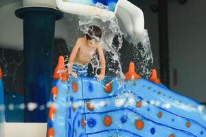 ragazzo avendo divertimento nel acqua parco foto