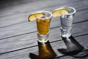 messicano Tequila con lime e sale su rustico legna sfondo. spazio per testo. concetto lusso bere. alcolizzato bevanda concetto. foto
