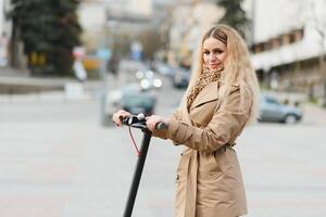 giovane donna su elettro scooter nel città. foto