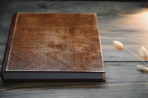 lusso di legno foto libro su naturale sfondo. famiglia ricordi fotolibro. Salva il tuo estate vacanza ricordi. foto album nozze album fotografico con di legno coperchio.