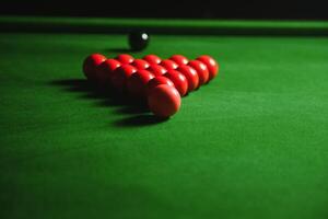 snooker palle impostato su un' verde tavolo foto