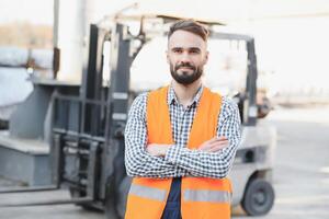 agitando carrello elevatore a forca autista nel il magazzino di un' trasporto azienda mentre guida carrello elevatore a forca foto