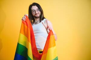 giovane, bello gay uomo su un' colorato sfondo nel il studio. lgbt concetto. foto