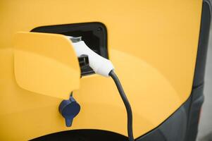 ricarica un elettrico auto - ecologico modo di guida. foto