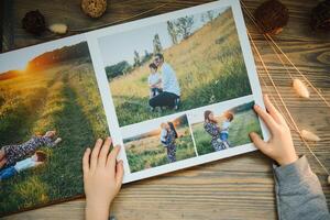 lusso di legno foto libro su naturale sfondo. famiglia ricordi fotolibro. Salva il tuo estate vacanza ricordi.