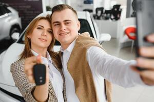 giovane famiglia fabbricazione autoscatto nel un' auto mostrare camera. foto