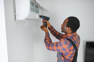 AC elettricista tecnico riparazione aria condizionatore apparecchio foto