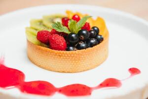 delizioso torta di formaggio con frutti di bosco su tavolo vicino su foto