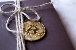 d'oro bitcoin su un' Marrone regalo scatola. un' moneta di criptovaluta. foto