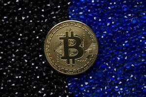 d'oro bitcoin su un' nero e blu strass. foto