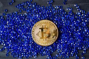 d'oro bitcoin su il blu gioielli. foto