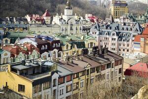 un la zona con colorato case nel kiev, Ucraina. luminosa paesaggio urbano. foto