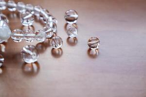 bracciali cristallo di rocca con perline, vicino su. Accessori a partire dal naturale semi prezioso pietre. foto