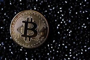 d'oro bitcoin su un' nero gioielli. oro moneta di criptovaluta. foto