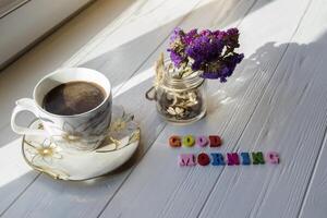 un' tazza di mattina caffè e casa arredamento su un' bianca di legno tavolo. foto