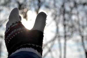 un' donna di mano raggiunge per il sole. foto