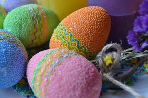 colorato Pasqua uova con fiori nel il piatto. bellissimo Pasqua sfondo. Pasqua carta. fatti in casa vacanza arredamento. foto