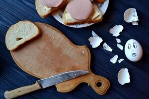 Pasqua ancora vita. creativo Pasqua sfondo. cucinato uova su un' tavolo nel il cucina. foto