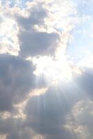nuvoloso cielo con sole luce. naturale sfondo. foto