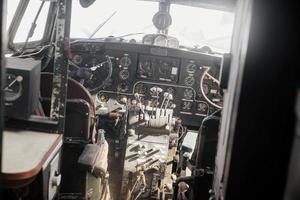 sinsheim, germania - 16 ottobre 2018 technik museum. da dietro. vecchia cabina di pilotaggio analogica dell'aereo. all'interno vicino ai sedili del pilota foto