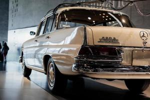 Stoccarda, Germania - 16 ottobre 2018 museo mercedes. foto da dietro. auto marrone della collezione retrò parcheggiata al chiuso al salone dell'auto