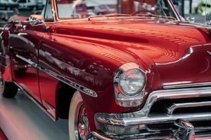 sinsheim, germania - 16 ottobre 2018 technik museum. in piedi sul cavalletto. retro automobile di colore rosso ciliegia sulla mostra del veicolo. bella luce sulla superficie lucida foto