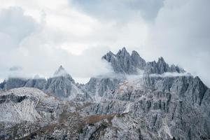 paesaggio di montagne circondate da nebbia e nuvole foto