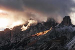 si tratta di catturare il momento. foto di maestose montagne dolomitiche vicino all'auronzo di cadore in parziale luce solare